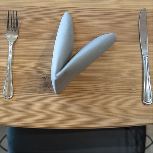 Gedeck auf einem Lärchenholztisch im Bistro