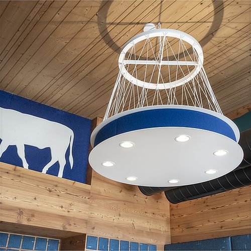 Kuh-Leuchte im Bistro