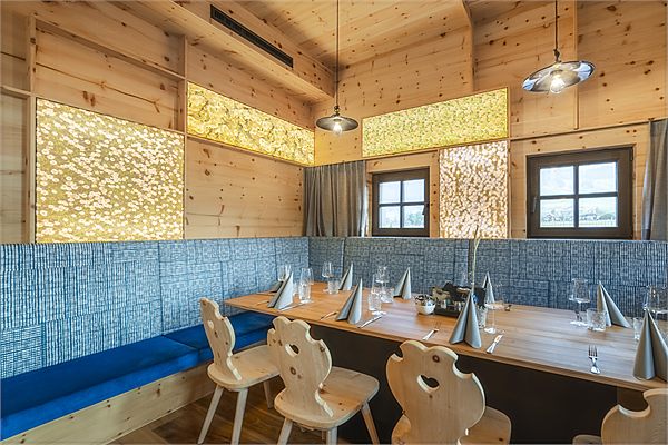 Bistro mit Lärchenholz-Einrichtung