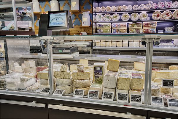 Il banco dei formaggi nel negozio di Dobbiaco