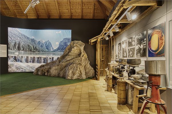 Museo con una vecchia zangola e una scrematrice davanti alla parete panoramica
