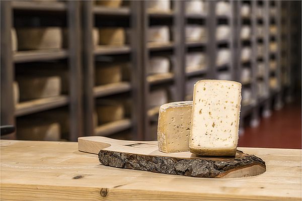 Formaggio tagliato su un tagliere di legno