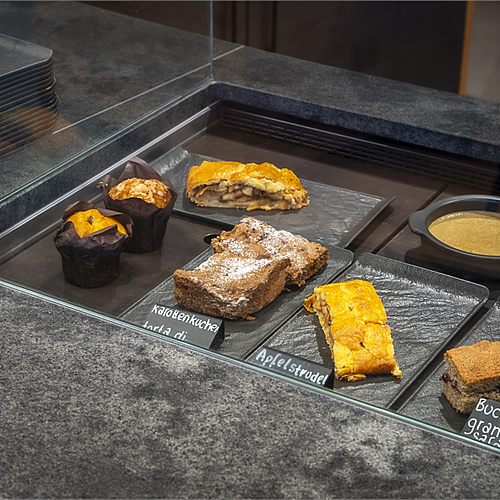 Frisches Gebäck im Bistro
