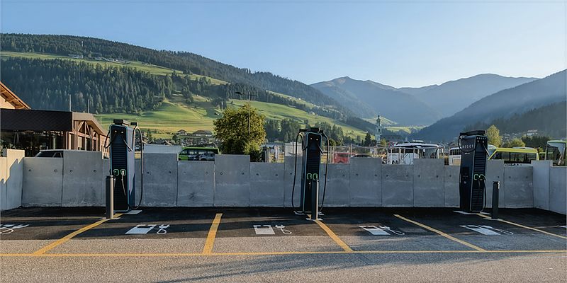 Ladesäulen für Elektroautos auf dem Parkplatz der Sennerei Drei Zinnen in Toblach